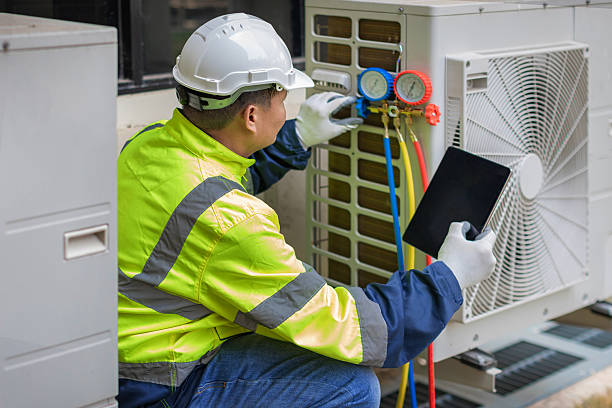 Professional Emergency Ac Repair technician working in Indian Lake Estates, FL